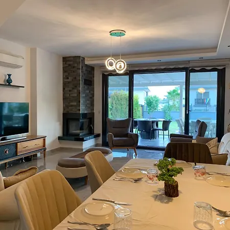 Villa Oezel Havuzlu Luex