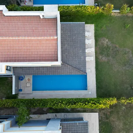 Oezel Havuzlu Luex Villa