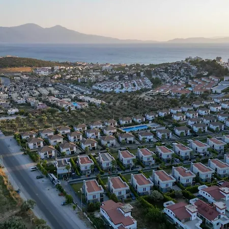 Oezel Havuzlu Luex Villa *