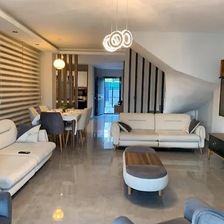 Oezel Havuzlu Luex Villa Kusadasi